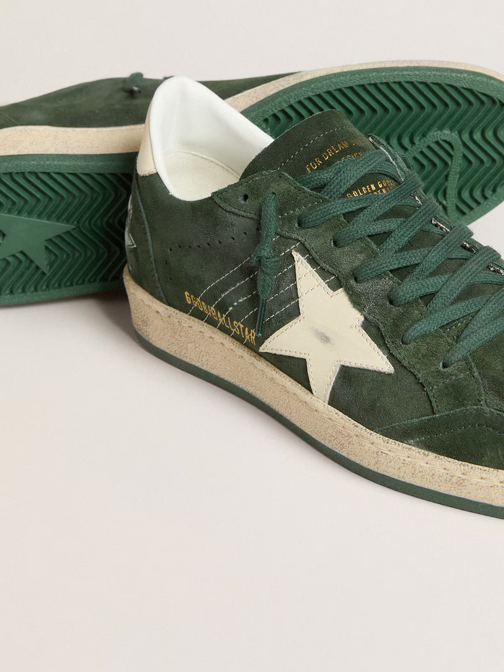Ball Star Feminino de suede verde com estrela e talão de couro branco
