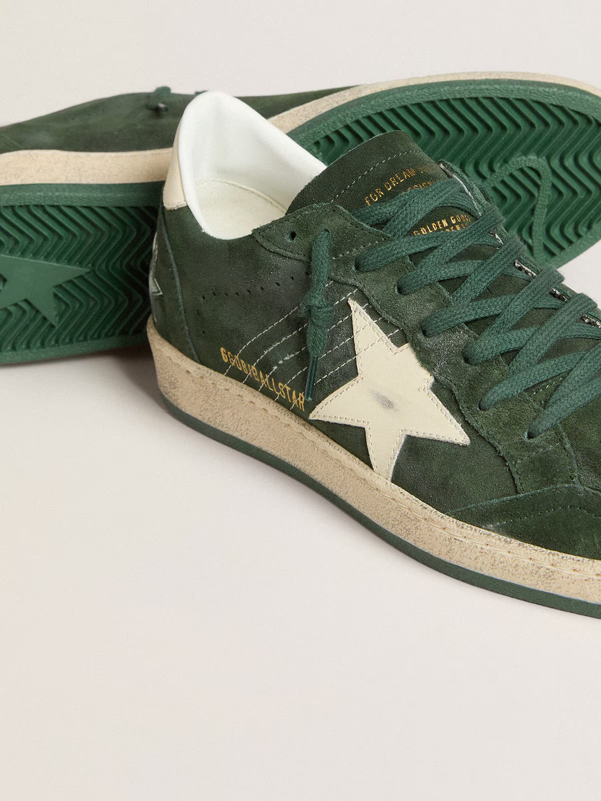 Ball Star Feminino de suede verde com estrela e talão de couro branco