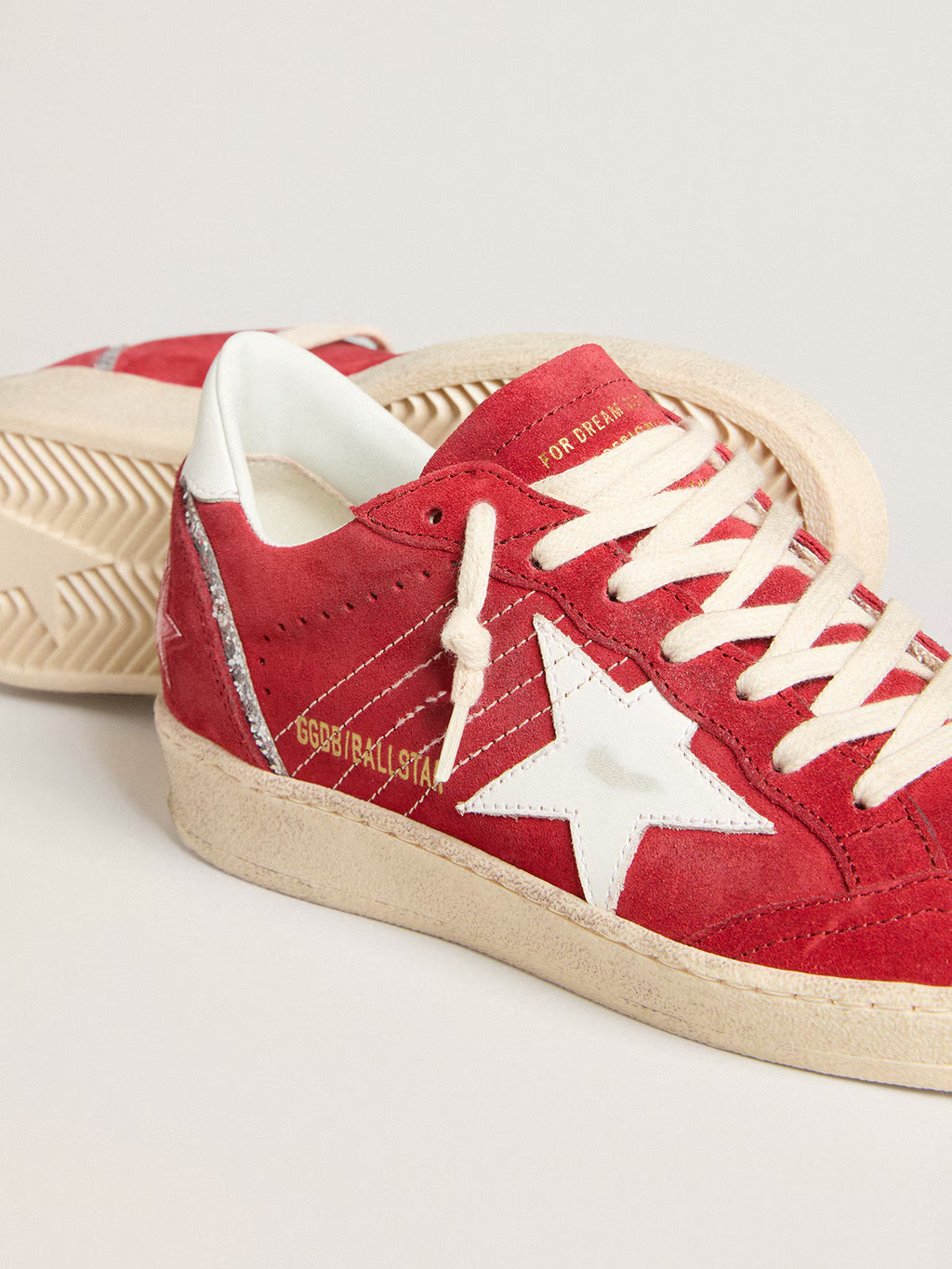 Ball Star de suede vermelho com estrela e talão de couro branco