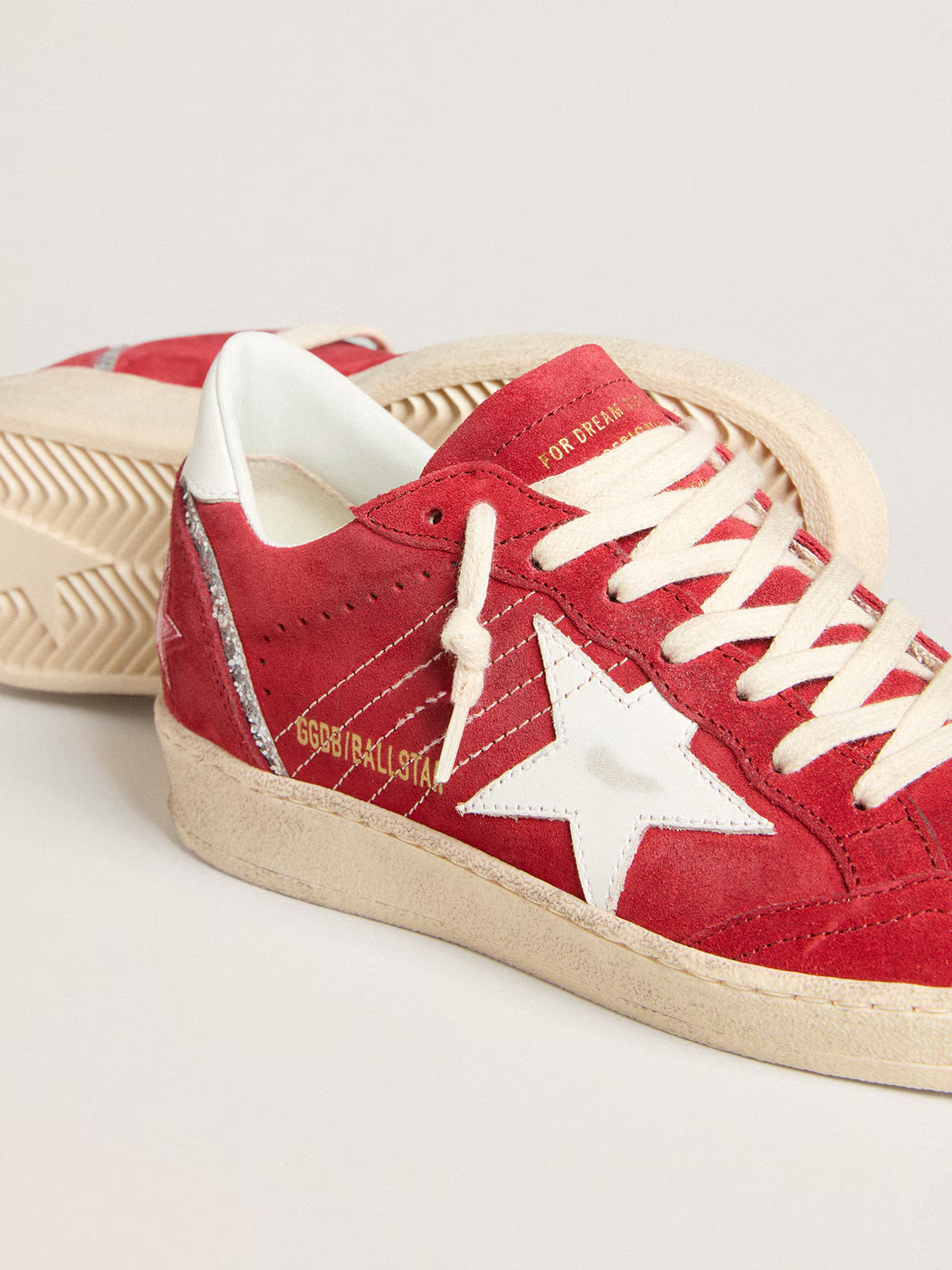 Ball Star de suede vermelho com estrela e talão de couro branco